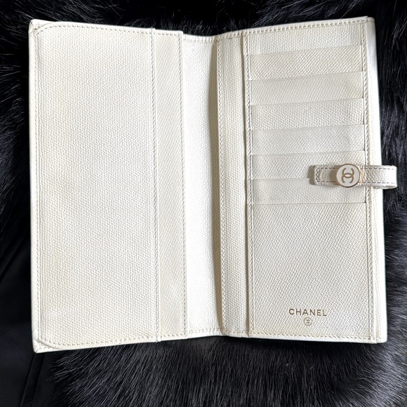 Chanel CoCo Button Ivory Wallet - Picture 4 of 12